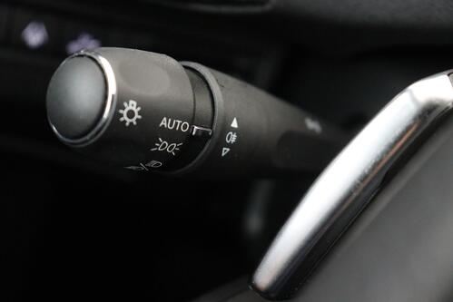 PEUGEOT 3008 1.2 PURETECH EAT8 + CARPLAY + GPS + CAMERA + PDC + CRUISE (ACC) + ALU 