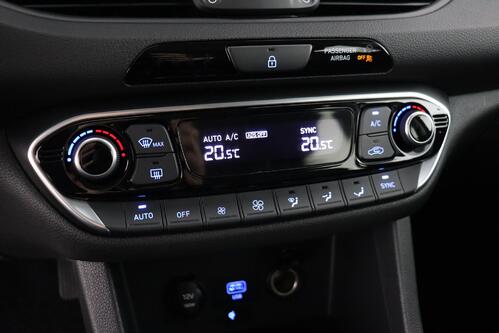 HYUNDAI i30 FASTBACK 1.5 T-GDI + GPS + CARPLAY + CAMERA + PDC + CRUISE + OPEN DAK + ALU 17