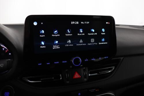 HYUNDAI i30 FASTBACK 1.5 T-GDI + GPS + CARPLAY + CAMERA + PDC + CRUISE + OPEN DAK + ALU 17