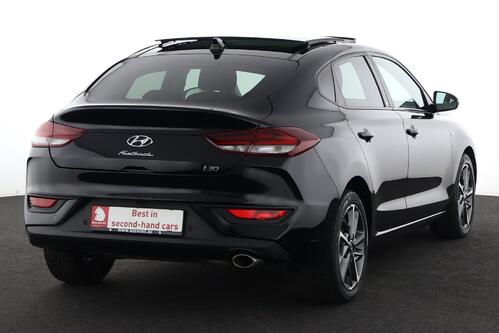 HYUNDAI i30 FASTBACK 1.5 T-GDI + GPS + CARPLAY + CAMERA + PDC + CRUISE + OPEN DAK + ALU 17