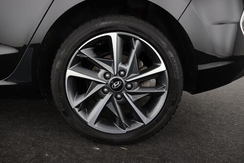 HYUNDAI i30 FASTBACK 1.5 T-GDI + GPS + CARPLAY + CAMERA + PDC + CRUISE + OPEN DAK + ALU 17