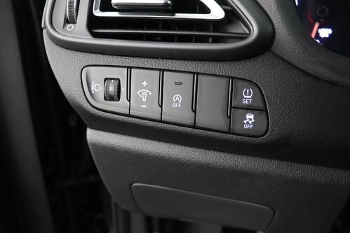 HYUNDAI i30 FASTBACK 1.5 T-GDI + GPS + CARPLAY + CAMERA + PDC + CRUISE + OPEN DAK + ALU 17