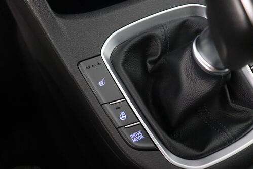 HYUNDAI i30 FASTBACK 1.5 T-GDI + GPS + CARPLAY + CAMERA + PDC + CRUISE + OPEN DAK + ALU 17