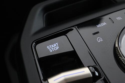 BMW iX XDRIVE 40 76.6 kWh + A/T + GPS + LEDER + CAMERA + PDC + CRUISE + ALU 