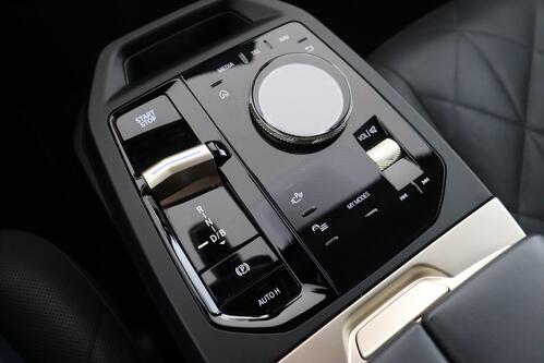 BMW iX XDRIVE 40 76.6 kWh + A/T + GPS + LEDER + CAMERA + PDC + CRUISE + ALU 