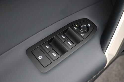 BMW iX XDRIVE 40 76.6 kWh + A/T + GPS + LEDER + CAMERA + PDC + CRUISE + ALU 