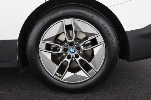 BMW iX XDRIVE 40 76.6 kWh + A/T + GPS + LEDER + CAMERA + PDC + CRUISE + ALU 