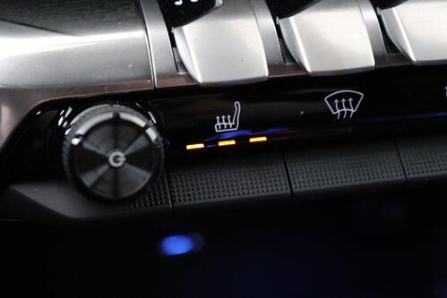 PEUGEOT 5008 1.2 i GT + 7PL. + CARPLAY + GPS + CAMERA + PDC + CRUISE (ACC) + HALF-LEDER + ALU 18
