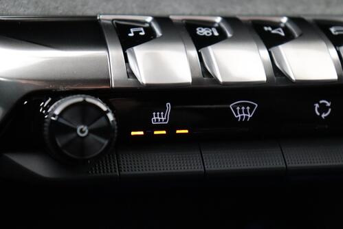 PEUGEOT 5008 GT 1.2 PURETECH EAT8 + A/T +7PL. + GPS + CARPLAY + CAMERA + PDC + CRUISE + ALU 