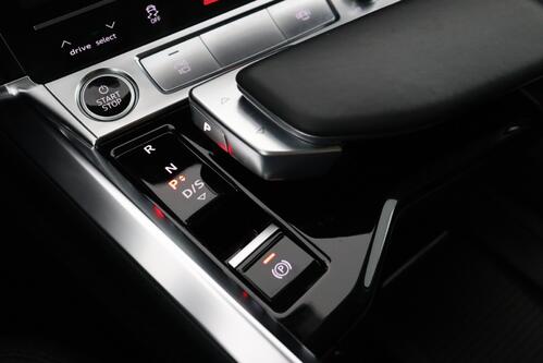 AUDI e-tron QUATTRO 55 ADVANCE 86 kWh + A/T + GPS + LEDER + CAMERA + PDC + CRUISE + ALU 