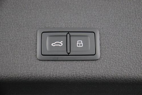 AUDI e-tron QUATTRO 55 ADVANCE 86 kWh + A/T + GPS + LEDER + CAMERA + PDC + CRUISE + ALU 