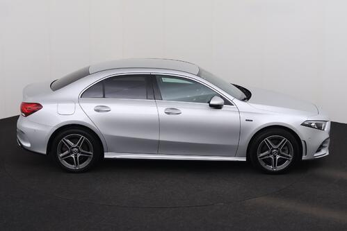 MERCEDES-BENZ A  250 e iA AMG- LINE  + GPS + LEDER/ALCANTARA + CAMERA + PDC + CRUISE + ALU 