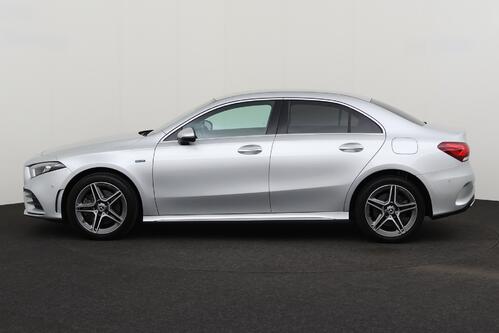 MERCEDES-BENZ A  250 e iA AMG- LINE  + GPS + LEDER/ALCANTARA + CAMERA + PDC + CRUISE + ALU 