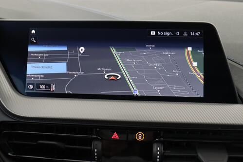 BMW 118  M-SPORT iA STEPTRONIC + GPS + CARPLAY + CAMERA + PDC + PANO DAK + CRUISE + ALU 