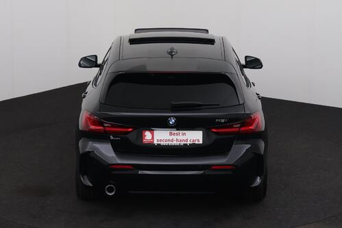 BMW 118  M-SPORT iA STEPTRONIC + GPS + CARPLAY + CAMERA + PDC + PANO DAK + CRUISE + ALU 