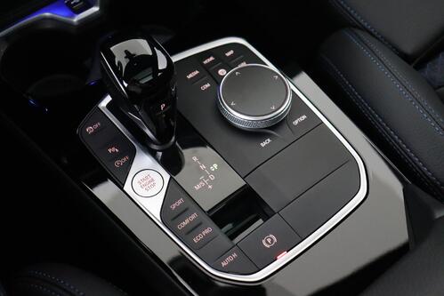 BMW 118  M-SPORT iA STEPTRONIC + GPS + CARPLAY + CAMERA + PDC + PANO DAK + CRUISE + ALU 