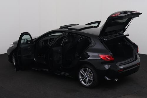 BMW 118  M-SPORT iA STEPTRONIC + GPS + CARPLAY + CAMERA + PDC + PANO DAK + CRUISE + ALU 