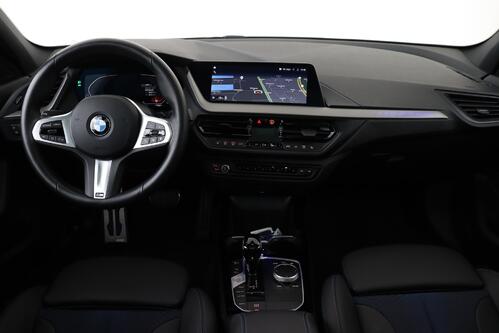 BMW 118  M-SPORT iA STEPTRONIC + GPS + CARPLAY + CAMERA + PDC + PANO DAK + CRUISE + ALU 
