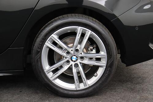 BMW 118  M-SPORT iA STEPTRONIC + GPS + CARPLAY + CAMERA + PDC + PANO DAK + CRUISE + ALU 