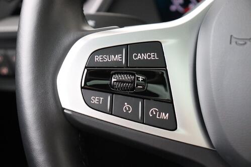 BMW 118  M-SPORT iA STEPTRONIC + GPS + CARPLAY + CAMERA + PDC + PANO DAK + CRUISE + ALU 