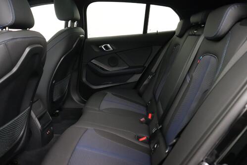 BMW 118  M-SPORT iA STEPTRONIC + GPS + CARPLAY + CAMERA + PDC + PANO DAK + CRUISE + ALU 