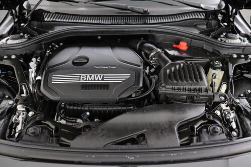 BMW 118  M-SPORT iA STEPTRONIC + GPS + CARPLAY + CAMERA + PDC + PANO DAK + CRUISE + ALU 