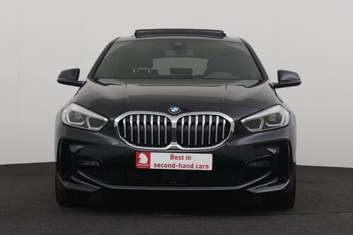 BMW 118  M-SPORT iA STEPTRONIC + GPS + CARPLAY + CAMERA + PDC + PANO DAK + CRUISE + ALU 