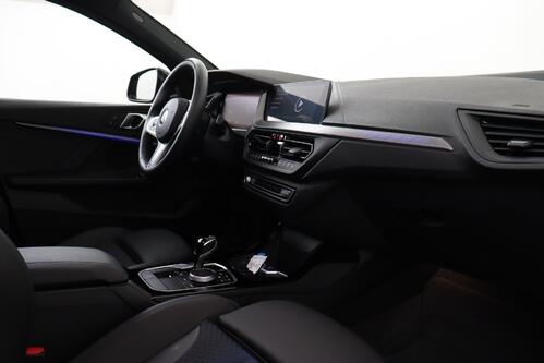 BMW 118  M-SPORT iA STEPTRONIC + GPS + CARPLAY + CAMERA + PDC + PANO DAK + CRUISE + ALU 