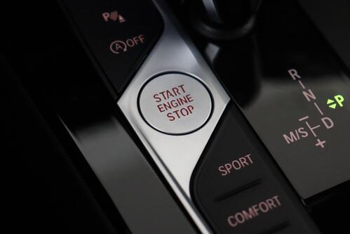 BMW 118  M-SPORT iA STEPTRONIC + GPS + CARPLAY + CAMERA + PDC + PANO DAK + CRUISE + ALU 