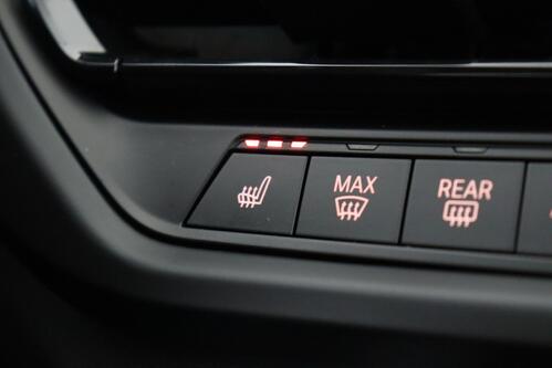 BMW 118  M-SPORT iA STEPTRONIC + GPS + CARPLAY + CAMERA + PDC + PANO DAK + CRUISE + ALU 