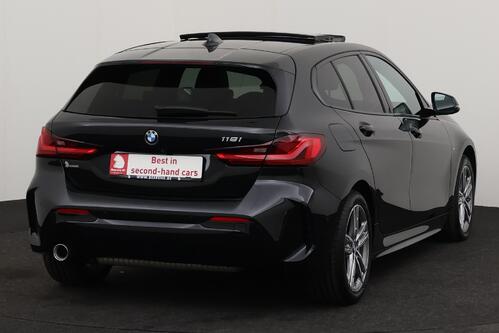 BMW 118  M-SPORT iA STEPTRONIC + GPS + CARPLAY + CAMERA + PDC + PANO DAK + CRUISE + ALU 