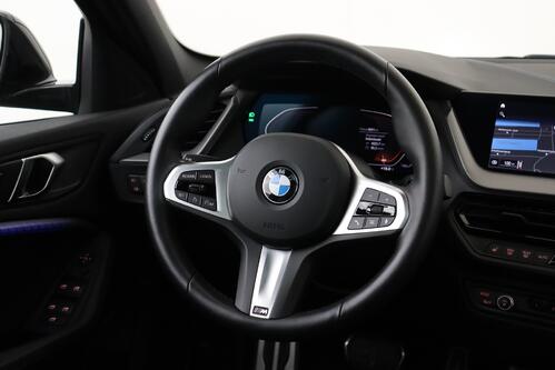 BMW 118  M-SPORT iA STEPTRONIC + GPS + CARPLAY + CAMERA + PDC + PANO DAK + CRUISE + ALU 