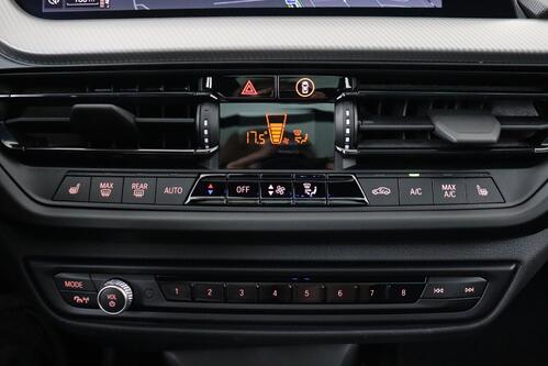 BMW 118  M-SPORT iA STEPTRONIC + GPS + CARPLAY + CAMERA + PDC + PANO DAK + CRUISE + ALU 