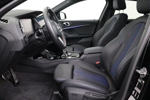 BMW 118  M-SPORT iA STEPTRONIC + GPS + CARPLAY + CAMERA + PDC + PANO DAK + CRUISE + ALU 