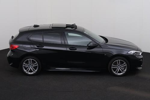 BMW 118  M-SPORT iA STEPTRONIC + GPS + CARPLAY + CAMERA + PDC + PANO DAK + CRUISE + ALU 