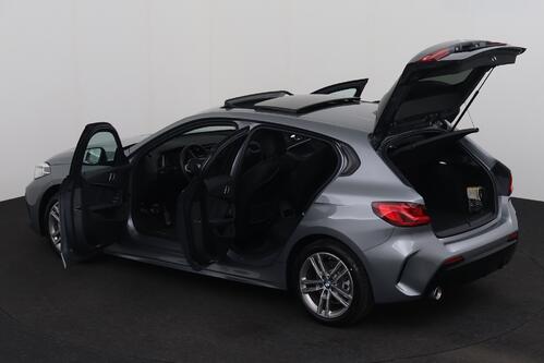 BMW 118  iA M -SPORT  STEPTRONIC + GPS + CARPLAY + CAMERA + PDC + HALF/LEDER + CRUISE + PANO DAK + ALU 