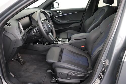 BMW 118  iA M -SPORT  STEPTRONIC + GPS + CARPLAY + CAMERA + PDC + HALF/LEDER + CRUISE + PANO DAK + ALU 
