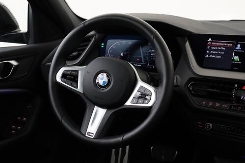 BMW 118  iA M -SPORT  STEPTRONIC + GPS + CARPLAY + CAMERA + PDC + HALF/LEDER + CRUISE + PANO DAK + ALU 