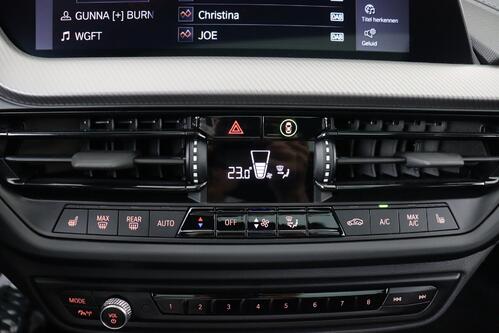 BMW 118  iA M -SPORT  STEPTRONIC + GPS + CARPLAY + CAMERA + PDC + HALF/LEDER + CRUISE + PANO DAK + ALU 