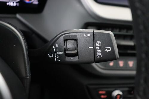 BMW 118  iA M -SPORT  STEPTRONIC + GPS + CARPLAY + CAMERA + PDC + HALF/LEDER + CRUISE + PANO DAK + ALU 