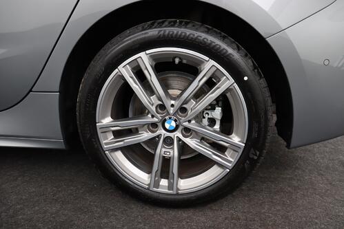 BMW 118  iA M -SPORT  STEPTRONIC + GPS + CARPLAY + CAMERA + PDC + HALF/LEDER + CRUISE + PANO DAK + ALU 