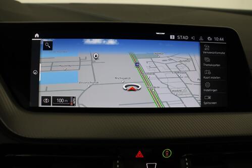 BMW 118  iA M -SPORT  STEPTRONIC + GPS + CARPLAY + CAMERA + PDC + HALF/LEDER + CRUISE + PANO DAK + ALU 