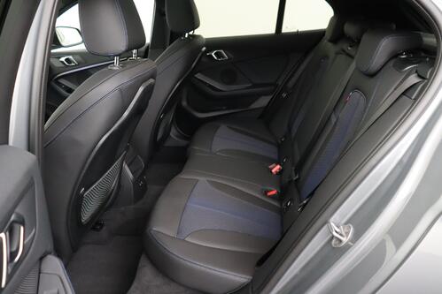 BMW 118  iA M -SPORT  STEPTRONIC + GPS + CARPLAY + CAMERA + PDC + HALF/LEDER + CRUISE + PANO DAK + ALU 