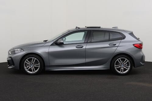 BMW 118  iA M -SPORT  STEPTRONIC + GPS + CARPLAY + CAMERA + PDC + HALF/LEDER + CRUISE + PANO DAK + ALU 
