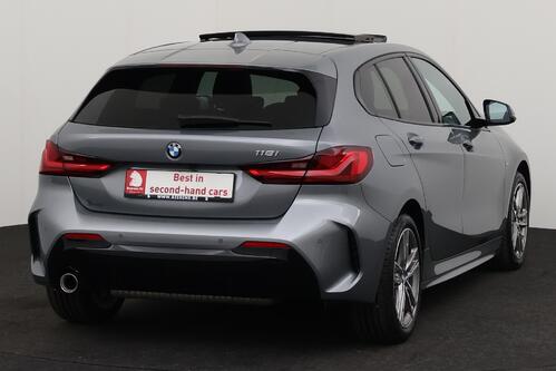 BMW 118  iA M -SPORT  STEPTRONIC + GPS + CARPLAY + CAMERA + PDC + HALF/LEDER + CRUISE + PANO DAK + ALU 