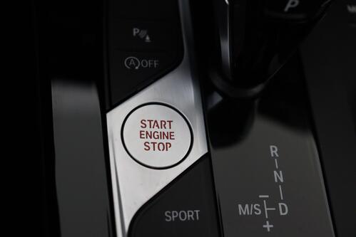 BMW 118  iA M -SPORT  STEPTRONIC + GPS + CARPLAY + CAMERA + PDC + HALF/LEDER + CRUISE + PANO DAK + ALU 