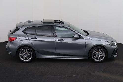 BMW 118  iA M -SPORT  STEPTRONIC + GPS + CARPLAY + CAMERA + PDC + HALF/LEDER + CRUISE + PANO DAK + ALU 
