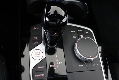 BMW 118  iA M -SPORT  STEPTRONIC + GPS + CARPLAY + CAMERA + PDC + HALF/LEDER + CRUISE + PANO DAK + ALU 