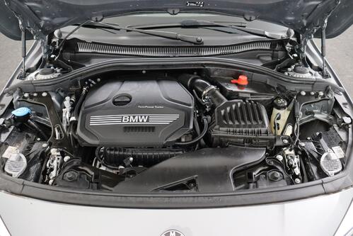 BMW 118  iA M -SPORT  STEPTRONIC + GPS + CARPLAY + CAMERA + PDC + HALF/LEDER + CRUISE + PANO DAK + ALU 