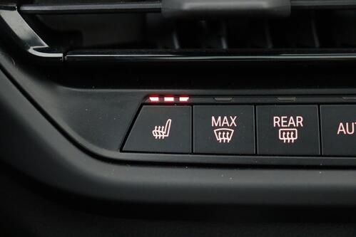 BMW 118  iA M -SPORT  STEPTRONIC + GPS + CARPLAY + CAMERA + PDC + HALF/LEDER + CRUISE + PANO DAK + ALU 